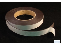 Zelfklevend magneetband op rol van 10 mtr 15mmx1.0mm